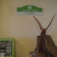 公衆電話の横にいたみごとな彫り物。