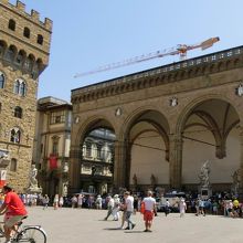 広場に面して開放的な造り。