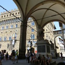 回廊内の彫刻。