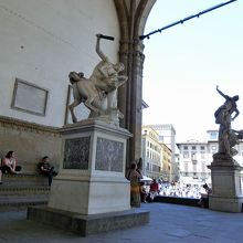 回廊内の彫刻。