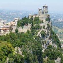 頂上からの眺め。見えているのは第一の塔グアイタ