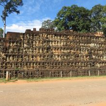 大きな壁のようです