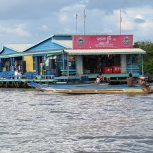 水上生活者の船を眺めながら乗船しました