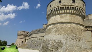 カリオストロ伯爵も投獄された、断崖絶壁に聳える城