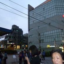 南京西路と中山駅の地上出口角のマクドナルド