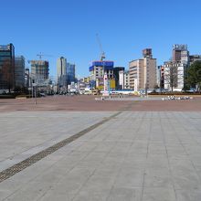 広い駅前