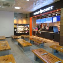 待合室とダンキンドーナツがあります