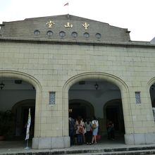 正面玄関、浅緑のタイル張りの外観