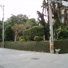 県道２８号線から屋敷跡を左側に見る