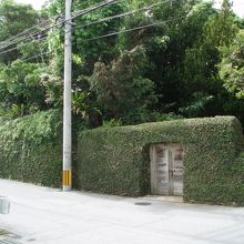 おーまさに昔の屋敷の石門が・・・