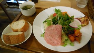 岡山と鳥取の食材を用いた料理を提供