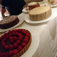 切り分ける前のスイーツ