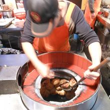 石窯の内側に貼り付けて焼き上げます