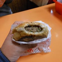 ひと口かじると中から肉汁がジュワッと