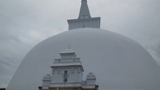 強烈な太陽光を反射してまばゆい白い塔