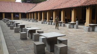 札束を持って行く高級ショッピングセンター