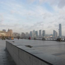 朝の黄浦公園の遊歩道