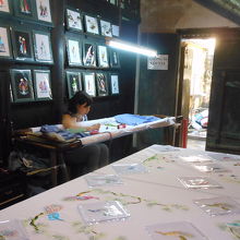 馮興家内部で刺繍の実演