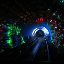 イルミネーションを見ながらトンネルを進む