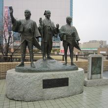 １水戸駅北口の水戸黄門と助さん格さん像