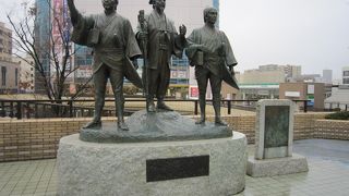 水戸黄門と助さん格さんの像が建っています