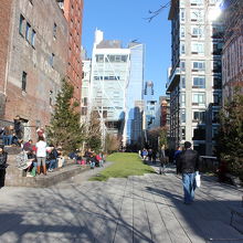 ビルの合間を散歩