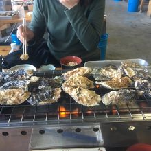 目の前のコンロでかきを焼き、自分で身をむいて食べるシステムで