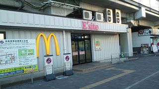 主にお土産品の店舗とマクドナルドしかありません
