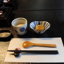 寄せ豆腐とゴマ豆腐です。