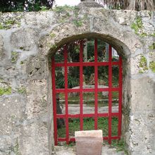 宝珠を載せた石造りのアーチ門