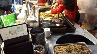 露天の屋台が集まるエリア