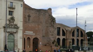 ローマ帝国時代の浴場跡を利用した教会