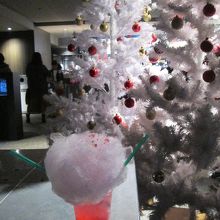 ツリーの近くでカフェのクラゲソーダ