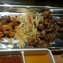 ホルモン（左）とカルビ（右）のセット。ごはんとみそ汁付き。