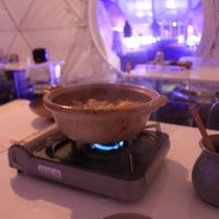 イルミと白いテント内でお鍋。テント内は寒すぎでした。