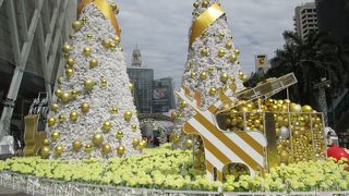 白、金、そして黄色のクリスマスの飾り