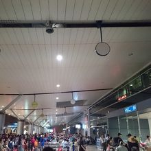 空港の外観です。大きな空港で到着ロビーは人で混んでます。