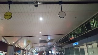 ベトナムの大きな空港、国際空港と国内空港が有り。お店も一通り揃い深夜も開いている所も有り。