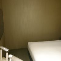 窓なし、鞄は広げるのは一個ぐらい