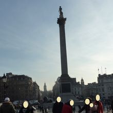 ネルソン提督記念柱の先にビックベンが見えます