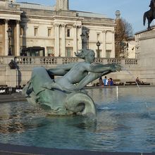 イルカと遊ぶ姿の噴水です