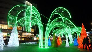 ロッテデパートのほかショッピングビルがたくさん