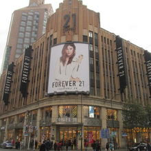 南京東路と河南中路の交差点の建物