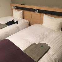 部屋はコンパクトですが、ベットは十分な大きさです。