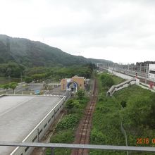 右が駅。左は駅前にある立体駐車場。その真ん中を津軽線が通る。