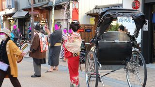 ちんどんや　みたいな　寸劇が行われていたりする。