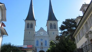 ルツェルン湖の湖岸に建つ教会