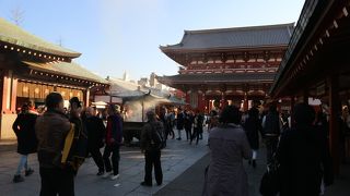 年末の歳の市（羽子板市）には、参拝客と買い物客がごったがえします。