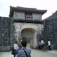 門の脇にはシーサーが・・・見落とさないで！