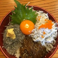 シラス３色丼。左から、生シラス、沖漬けシラス、ゆでシラス。